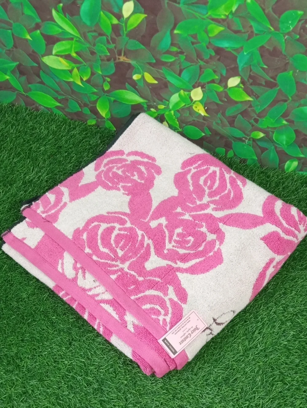 🏠🍒 Juicy Couture Pink and White Rose Pattern Bath Towel